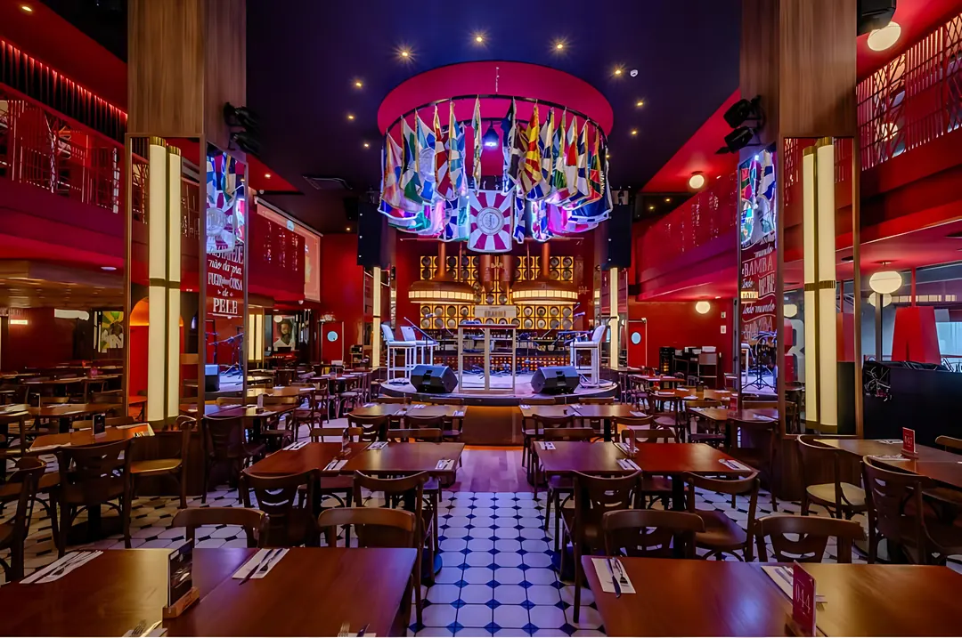 Salão do Bar Brahma Paulista com palco e iluminação colorida