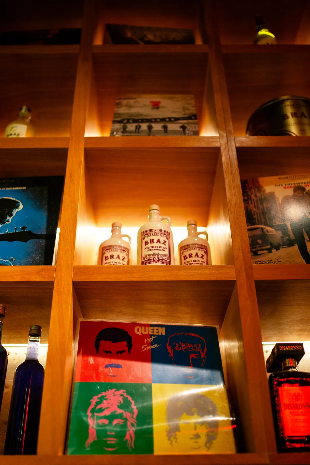 Detalhe de nichos com discos de vinil