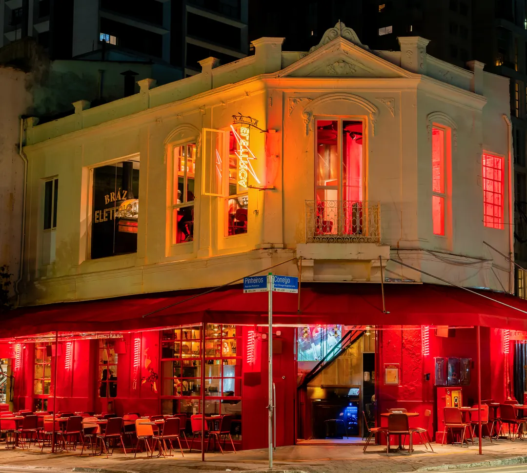 Fachada do casarão com toldo vermelho na esquina
