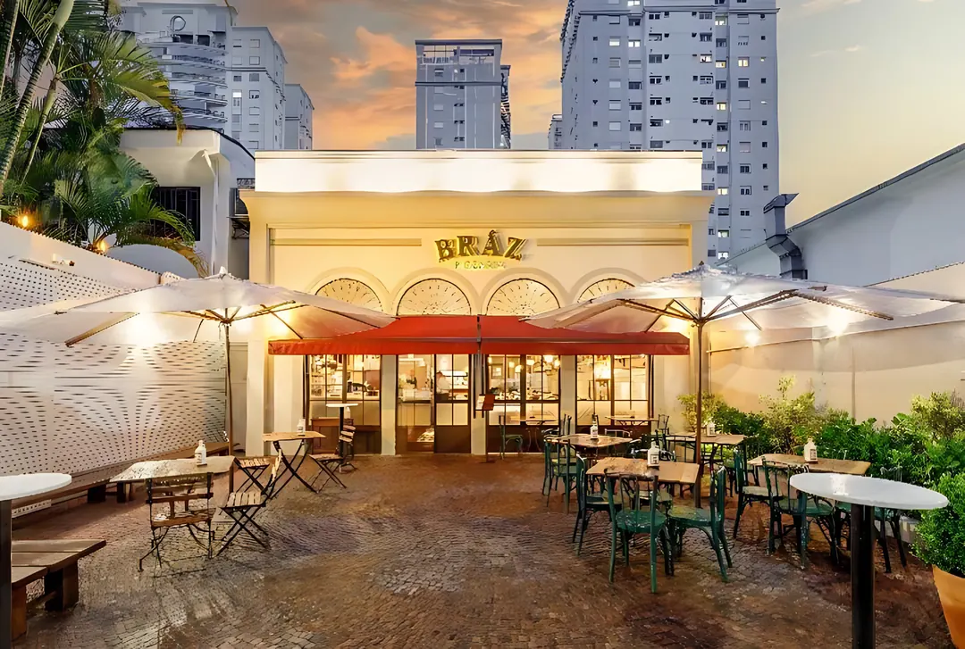 Fachada da Bráz Pizzaria em Moema com toldos e área externa