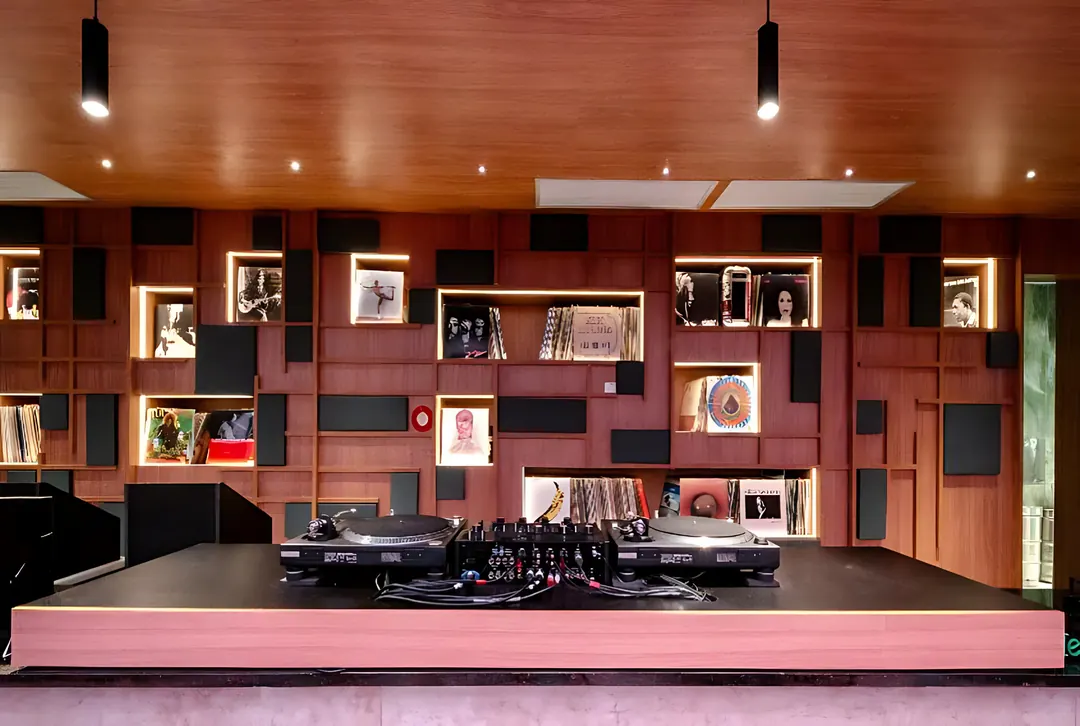 Palco e painel de nichos em madeira da Galeria Formosa