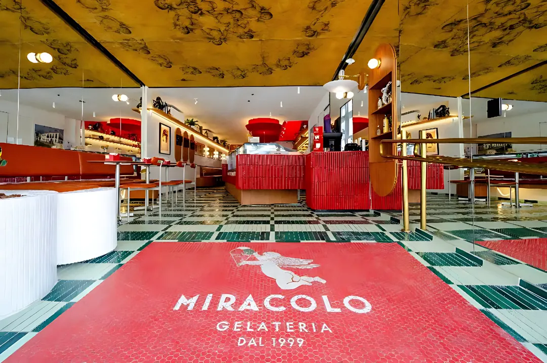 Entrada da Miracolo Gelateria com tapete vermelho e balcão