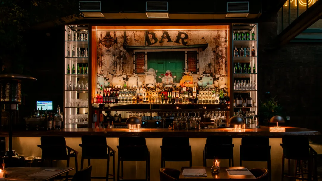 Bar com painel ilustrado e banquetas