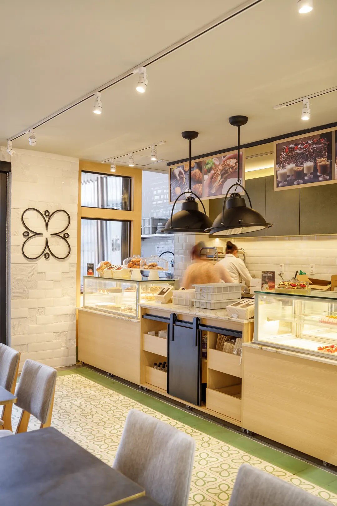Balcão com vitrines refrigeradas e luminárias pretas
